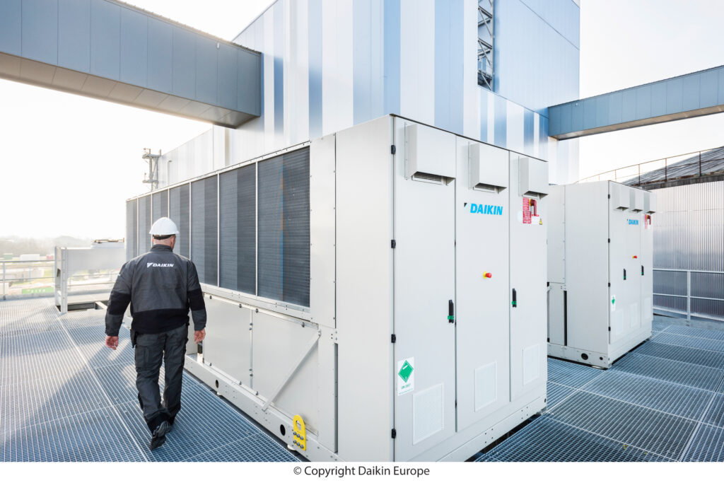 Gran chiller industrial, sistema de enfriamiento de alta capacidad, climatización industrial, eficiencia energética, refrigeración para procesos, equipos HVAC, chiller de planta DE FACYT