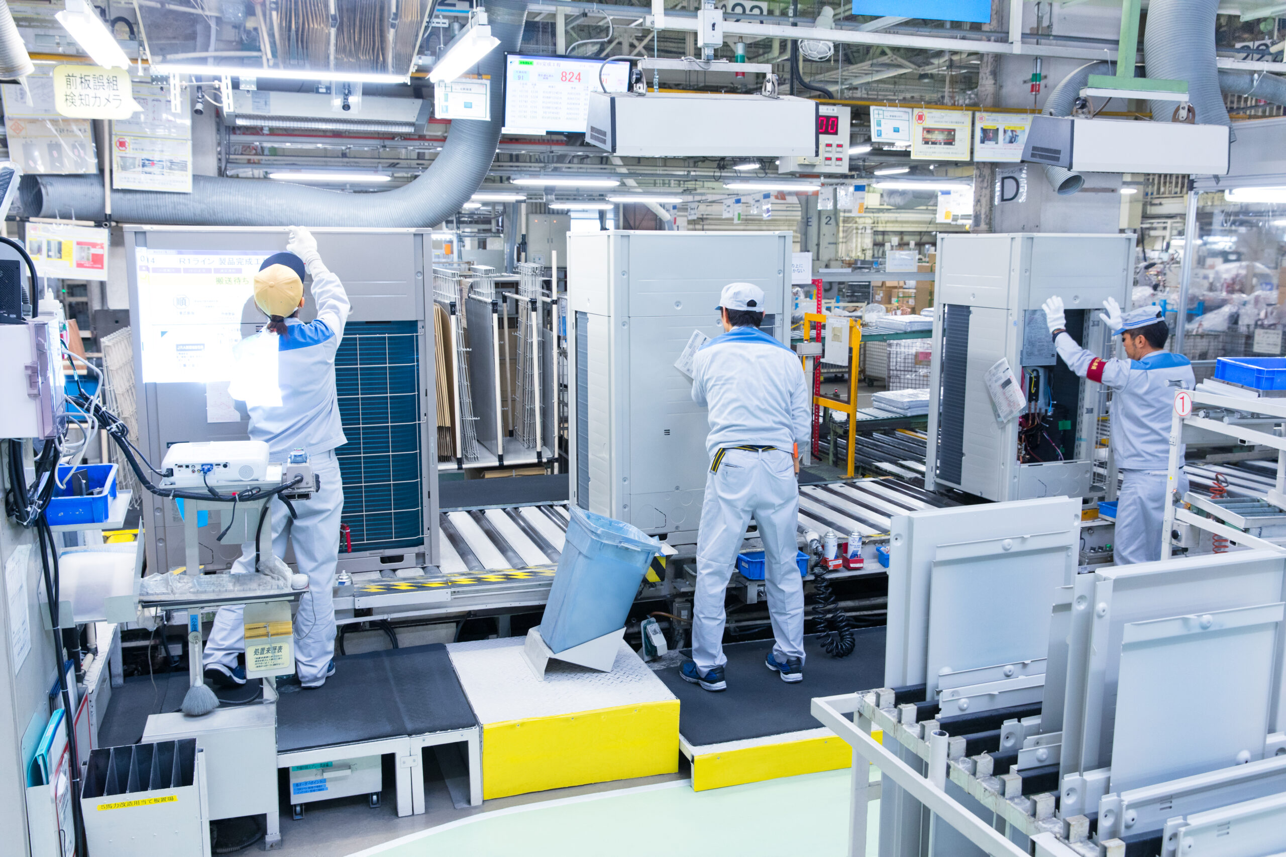 Vista de la zona de proceso en la fábrica Vulcano con equipos de refrigeración industrial con enfriadoras de líquido y unidades de tratamiento de aire para la producción de filtros de pileta.