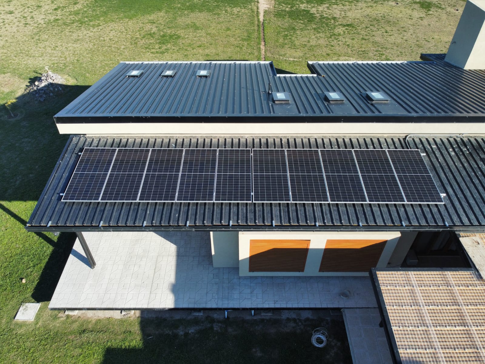 Casa rural en Córdoba equipada con sistemas renovables en el techo, generando electricidad limpia para iluminación, electrodomésticos, bombas de agua, riego y climatización eficiente, optimizando ahorro energético.