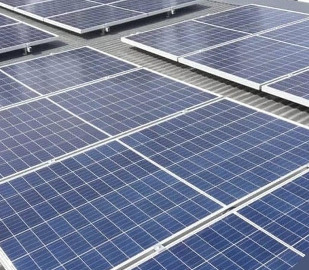 paneles solares instalados en vivienda de Córdoba generando electricidad limpia para iluminación, electrodomésticos y climatización eficiente.